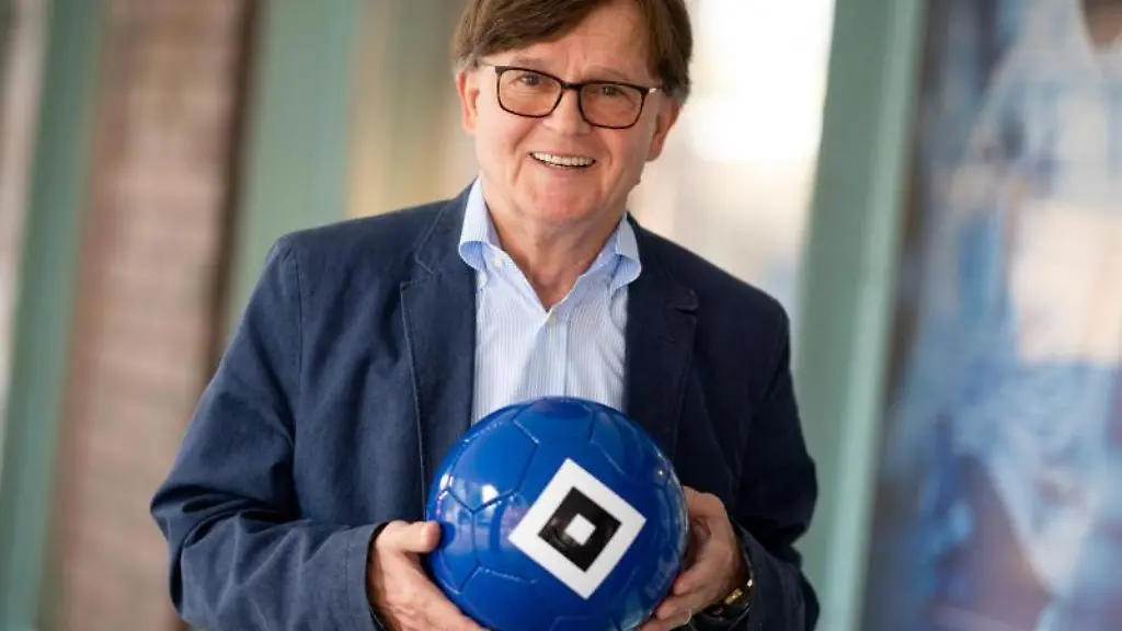Klaus-Zaczyk-ehemaliger-Fussball-Profi-haelt-einen-Ball-mit-dem-Logo-des-Hamburger-SV-in-den-Haenden
