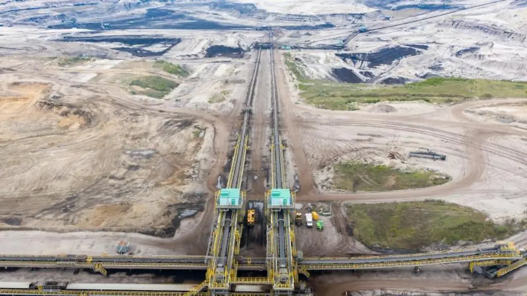 Bandanlagen-im-Abbaufeld-Schwerzau-des-Tagebaus-Profen