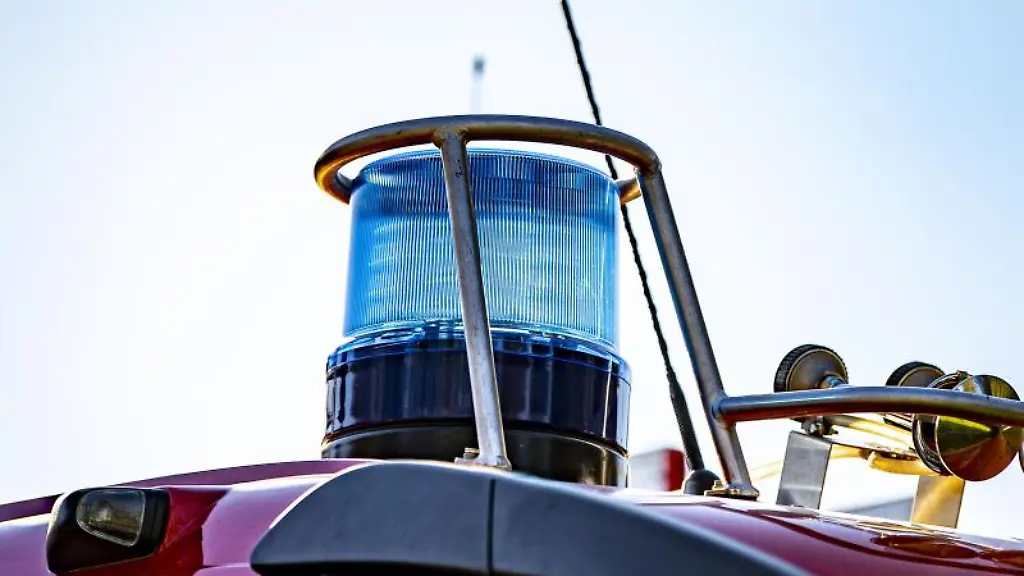 Auf-dem-Dach-eines-Einsatzfahrzeugs-der-Feuerwehr-ist-ein-Blaulicht-zu-sehen