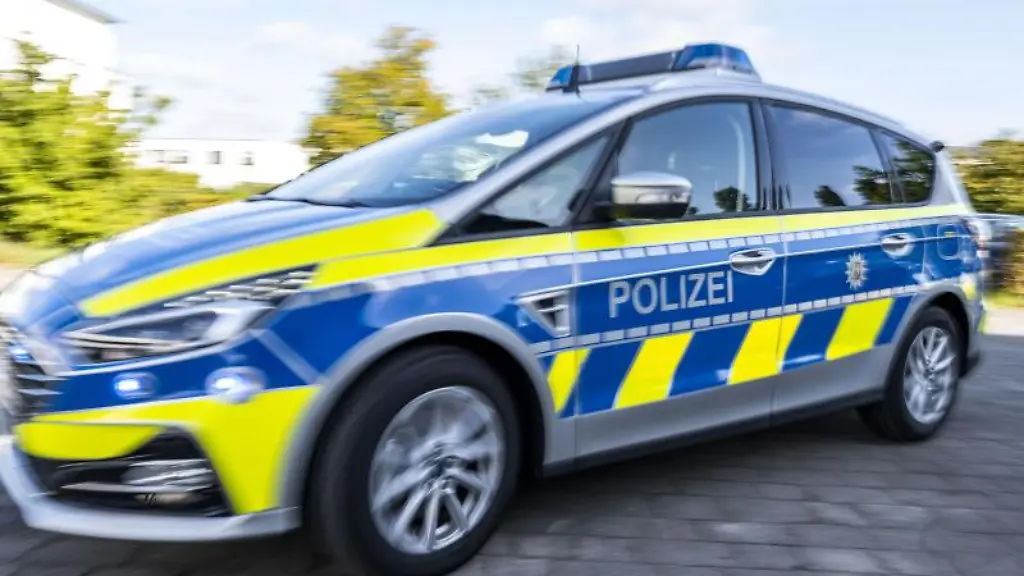 Ein-Polizeiwagen-faehrt-mit-eingeschaltetem-Blaulicht-zu-einem-Einsatz