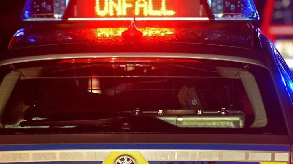 Ein-Streifenwagen-der-Polizei-steht-an-einer-Unfallstelle