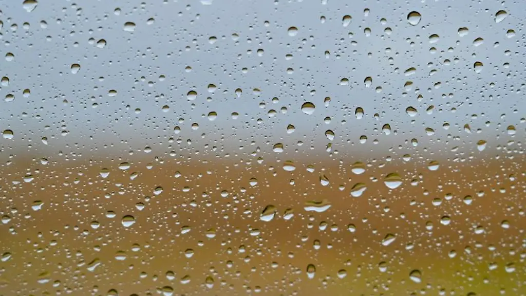 Wassertropfen-sind-an-einer-Autoscheibe-nach-einem-Regenschauer-zu-sehen