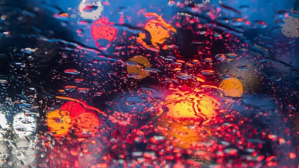 Regentropfen-sind-auf-einer-Autoscheibe-zu-sehen