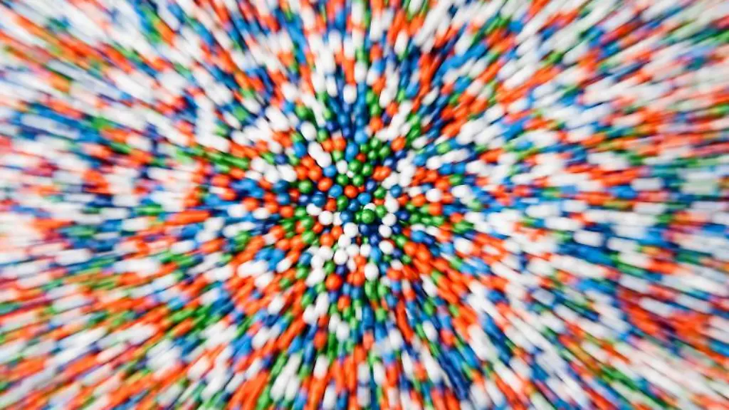 Saatgut-verschiedener-Hersteller-liegt-in-einem-Plastikeimer