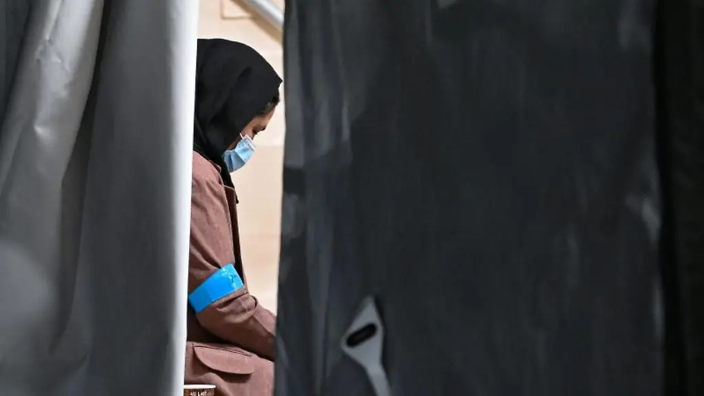 Eine-Frau-sitzt-in-einem-Zelt