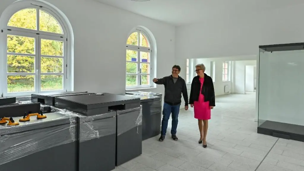 Thomas-Drewing-und-Agnieszka-Tatala-stehen-im-Gebaeude-des-Seelower-Bahnhofes