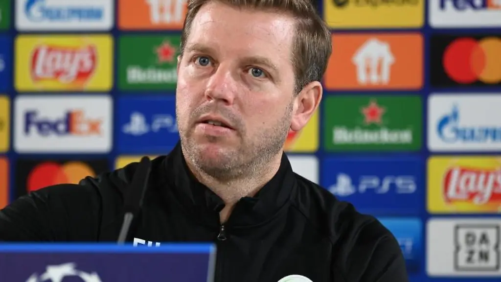 Wolfsburgs-Trainer-Florian-Kohfeldt-spricht-auf-der-Pressekonferenz-vor-dem-Spiel