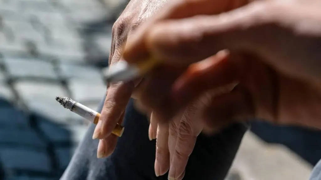 Zwei-Raucher-halten-ihre-Zigaretten-zwischen-den-Fingern