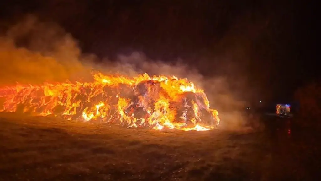 Auf-einer-Wiese-in-Werne-brennen-rund-300-Rundballen-aus-Stroh