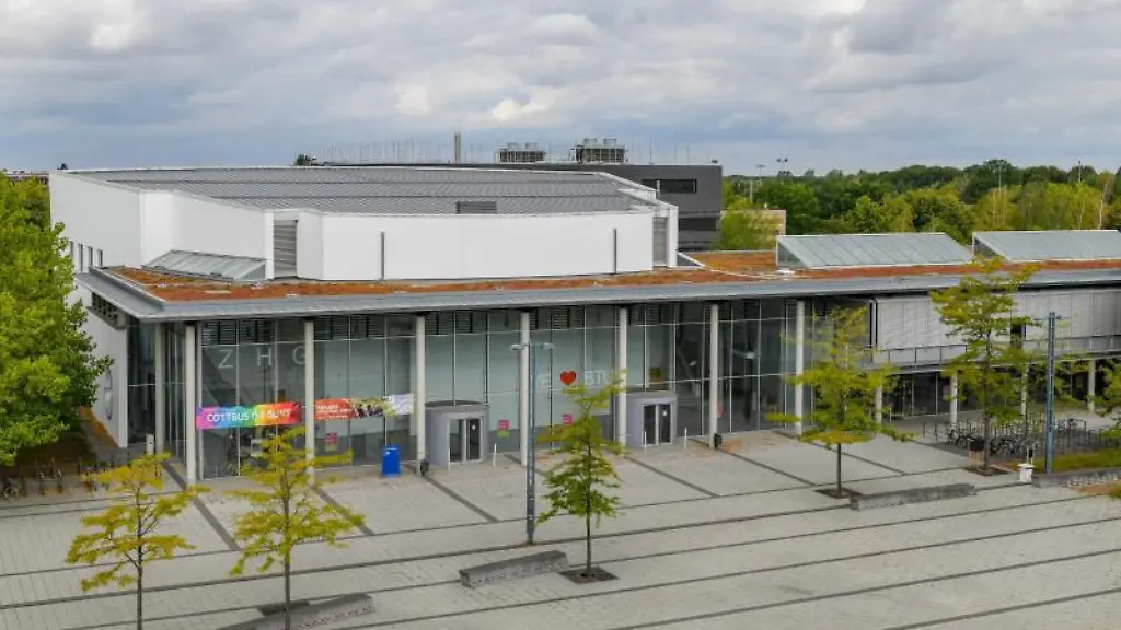 Blick-ueber-den-Campus-an-der-BTU-Brandenburgische-Technische-Universitaet-Cottbus-Senftenberg