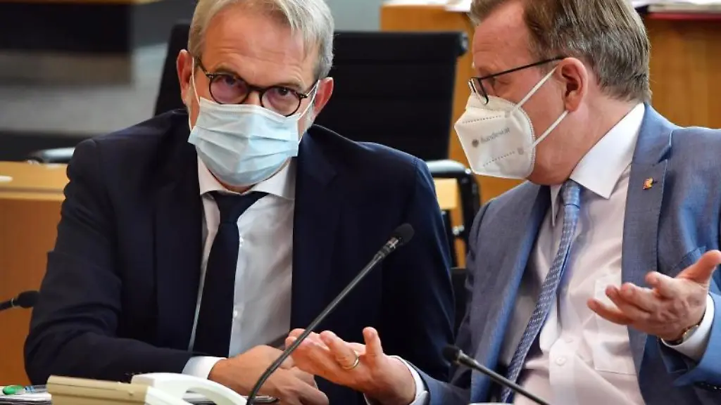 Georg-Maier-l-SPD-Innenminister-von-Thueringen-neben-Ministerpraesident-Bodo-Ramelow-Die-Linke