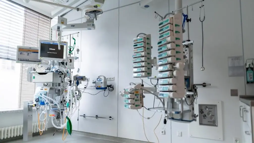 Geraete-stehen-und-haengen-in-einem-leeren-Zimmer-auf-einer-Intensivstation