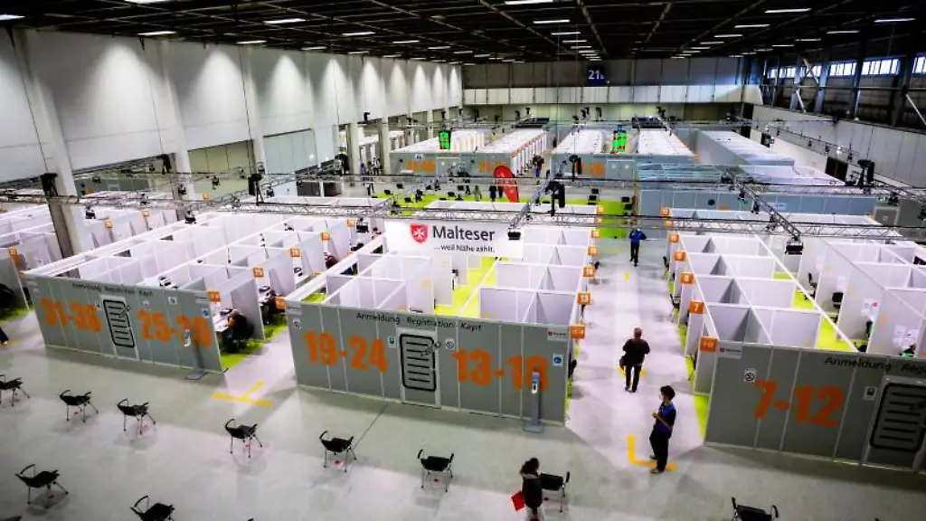 Die-Halle-des-Corona-Impfzentrums-Messe-Berlin
