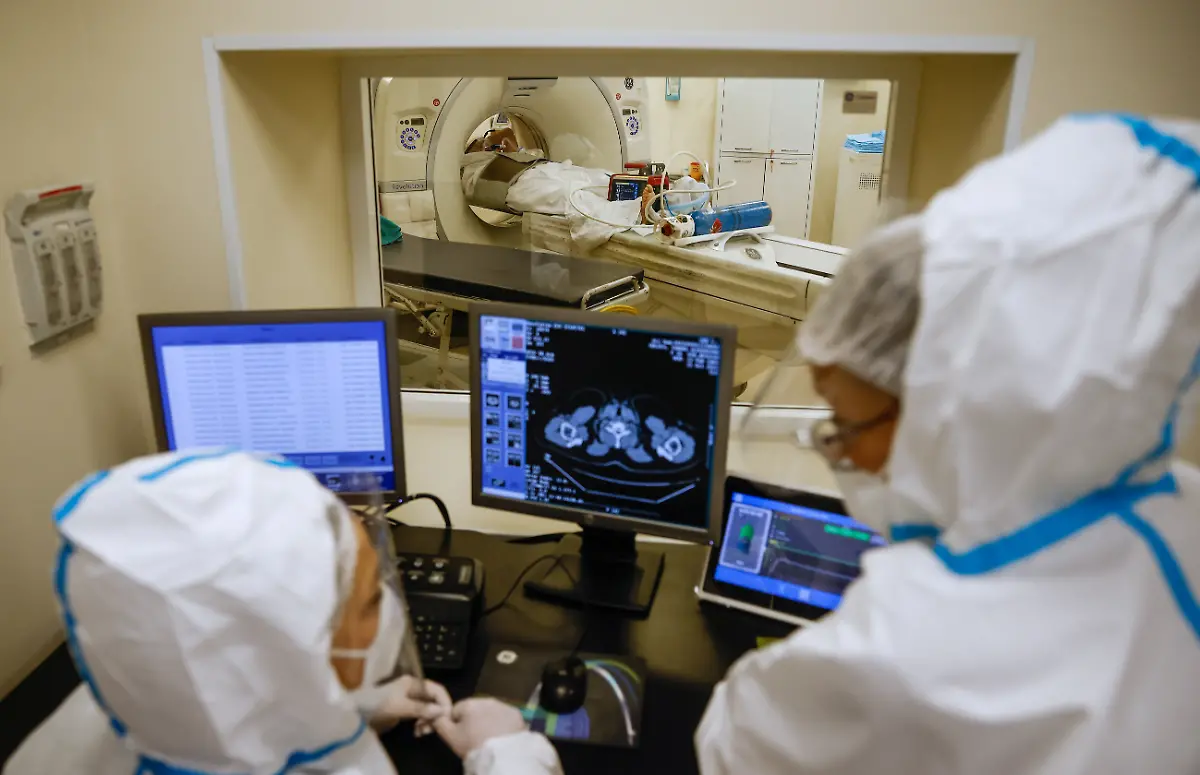 2021-10-21T163241Z-1570714425-RC29EQ912LFR-RTRMADP-3-HEALTH-CORONAVIRUS-RUSSIA-CASES