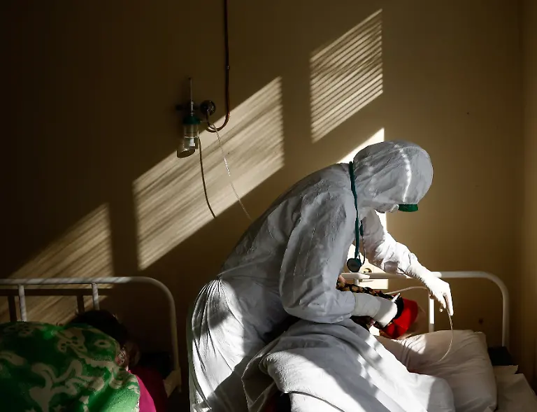 2021-10-26T175831Z-717200718-RC2LHQ9PI71L-RTRMADP-3-HEALTH-CORONAVIRUS-RUSSIA