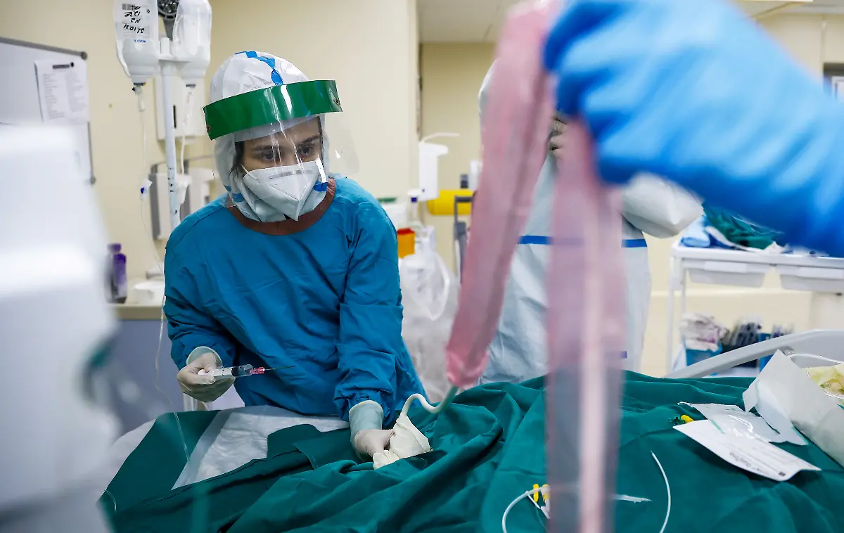 2021-10-21T163615Z-495912717-RC2AEQ9OHUHD-RTRMADP-3-HEALTH-CORONAVIRUS-RUSSIA-CASES