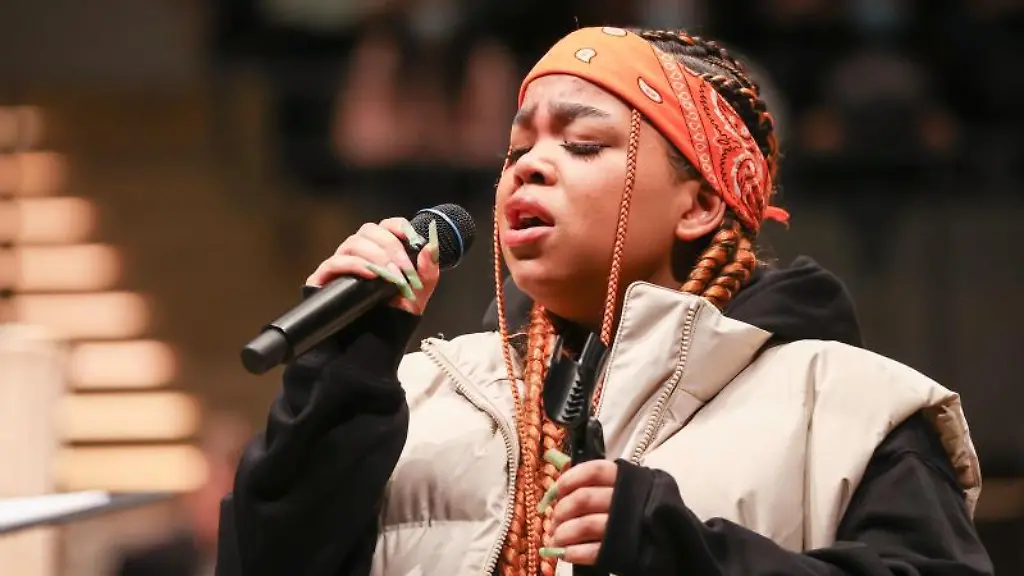 Saengerin-Zoe-Wees-M-singt-im-Rahmen-eines-Konzerts-fuer-Fuenft-und-Sechstklaessler-in-der-Elbphilharmonie-ihren-Song-Control