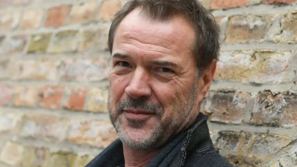 Sebastian-Koch-Schauspieler-laechelt-in-die-Kamera