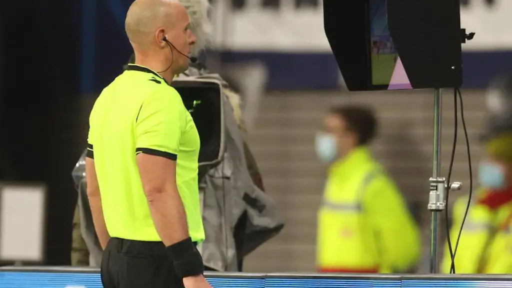 Schiedsrichter-Szymon-Marciniak-aus-Polen-schaut-sich-den-Videobeweis-auf-dem-Monitor-an