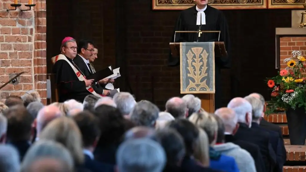 Thomas-Adomeit-spricht-bei-einem-oekumenischen-Gottesdienst-in-der-Marktkirche-zur-Gruendung-des-Landes-Niedersachsen-vor-75-Jahren