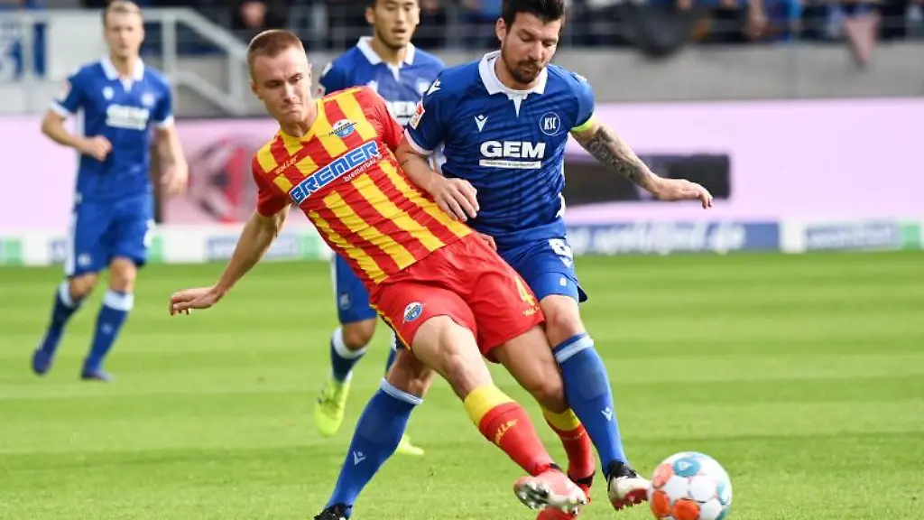 Der-Karlsruher-Jerome-Gondorf-r-und-der-Paderborner-Jasper-van-der-Werff-kaempfen-um-den-Ball