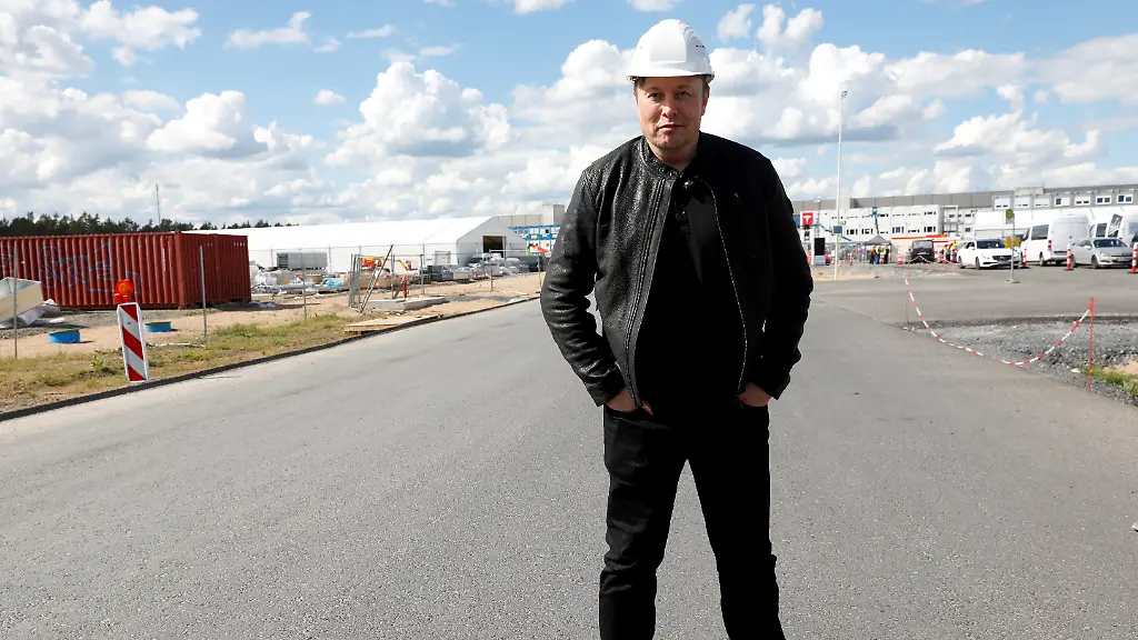 2021-10-09T055955Z-1739031220-RC256Q99QJ01-RTRMADP-3-TESLA-BERLIN-OPENING