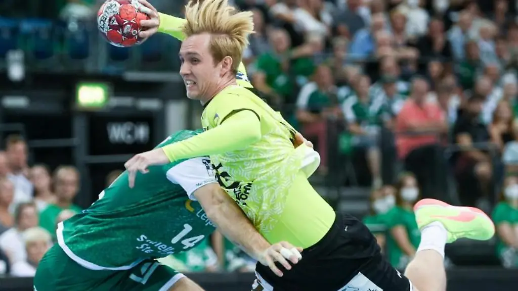 Berlins-Marian-Michalczik-r-setzt-sich-gegen-Leipzigs-Marko-Mamic-durch