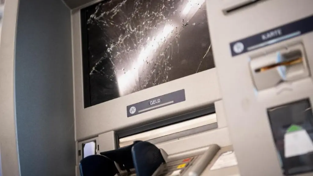 Ein-gesprengter-Geldautomat