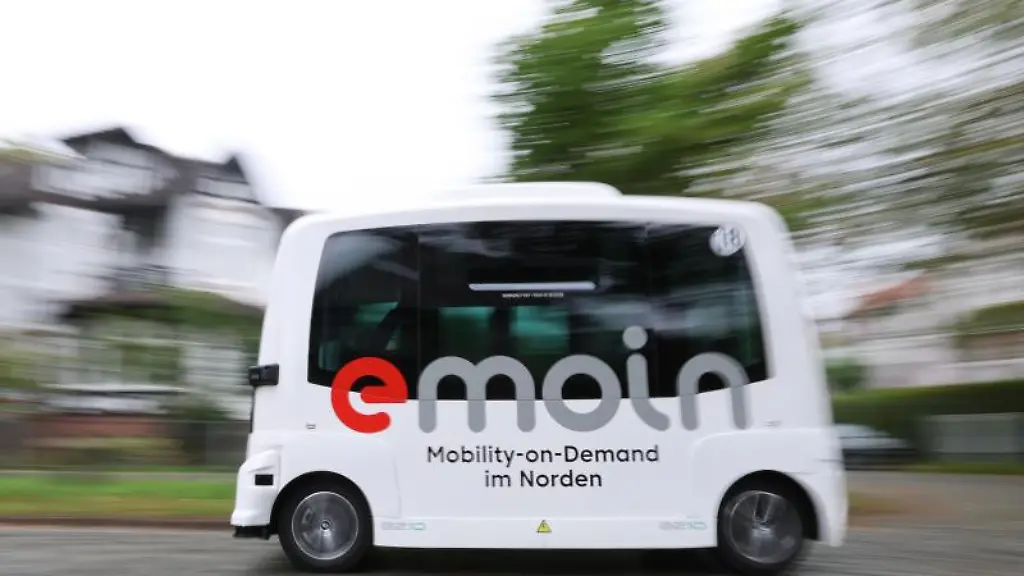 Der-autonom-fahrende-Bus-emoin-ist-unterwegs