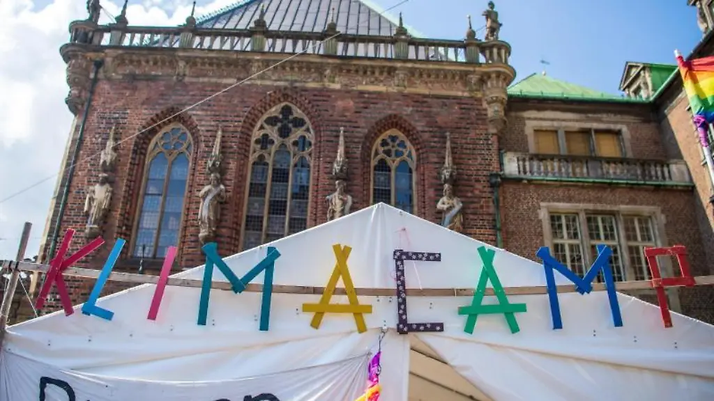 Klimacamp-steht-an-einem-Zelt-vor-dem-Bremer-Rathaus