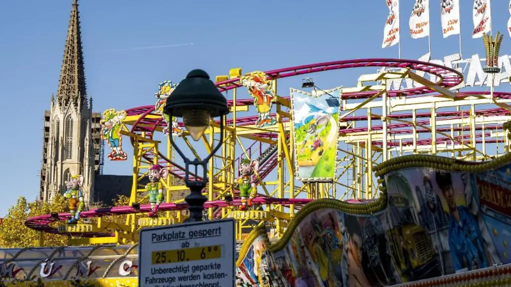 Vor-Beginn-der-683-Allerheiligenkirmes-ist-die-Achterbahn-Wilde-Maus-aufgebaut