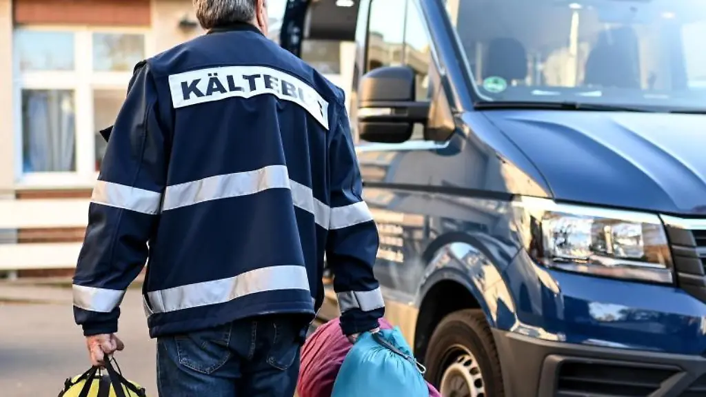 Ein-Kaeltebusfahrer-belaedt-den-Bus-mit-Schlafsaecken-und-bereitet-den-Einsatz-vor