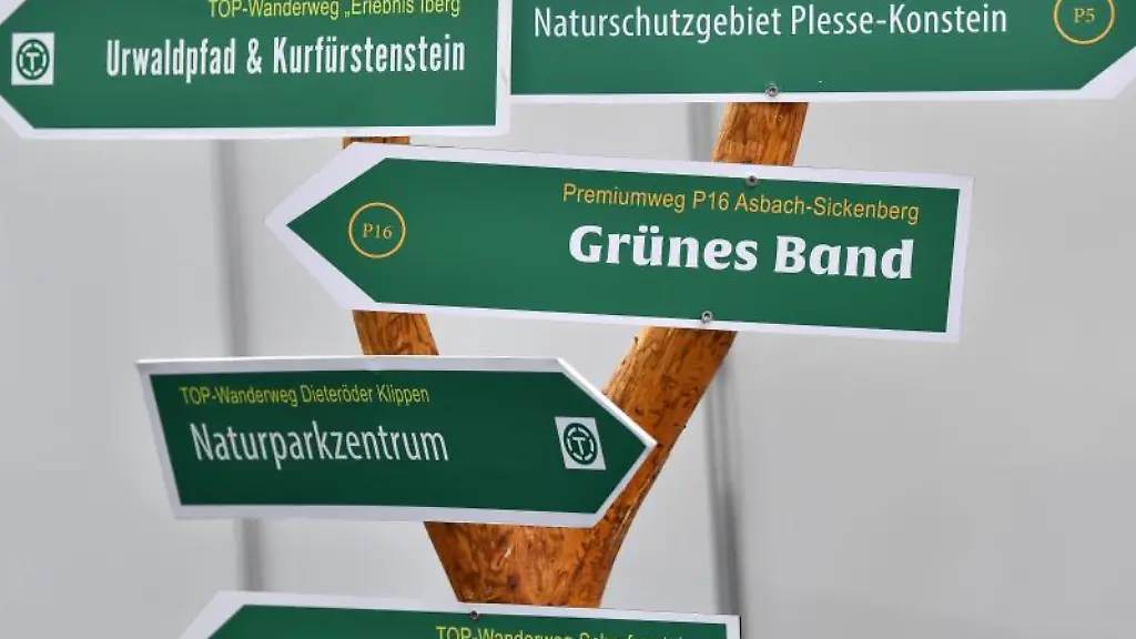 Wegweiser-sind-auf-der-Messe-Reisen-Caravan-an-einem-Messestand-angebracht