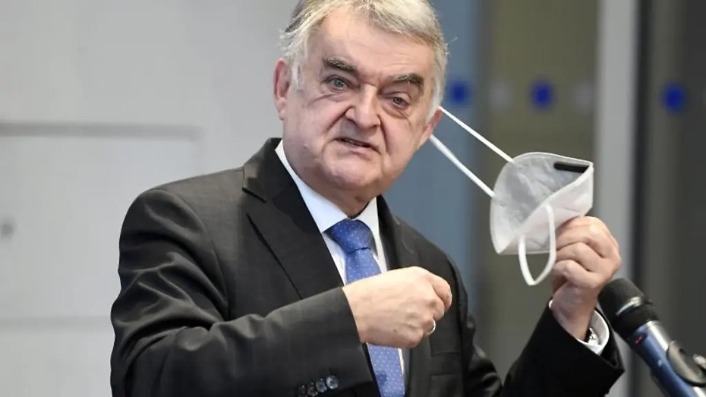 Herbert-Reul-CDU-Innenminister-von-NRW-vor-der-Presse