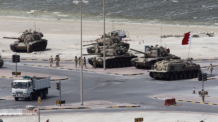 Ein massives Panzeraufgebot sorgt für Ruhe auf den Straßen von Bahrain.