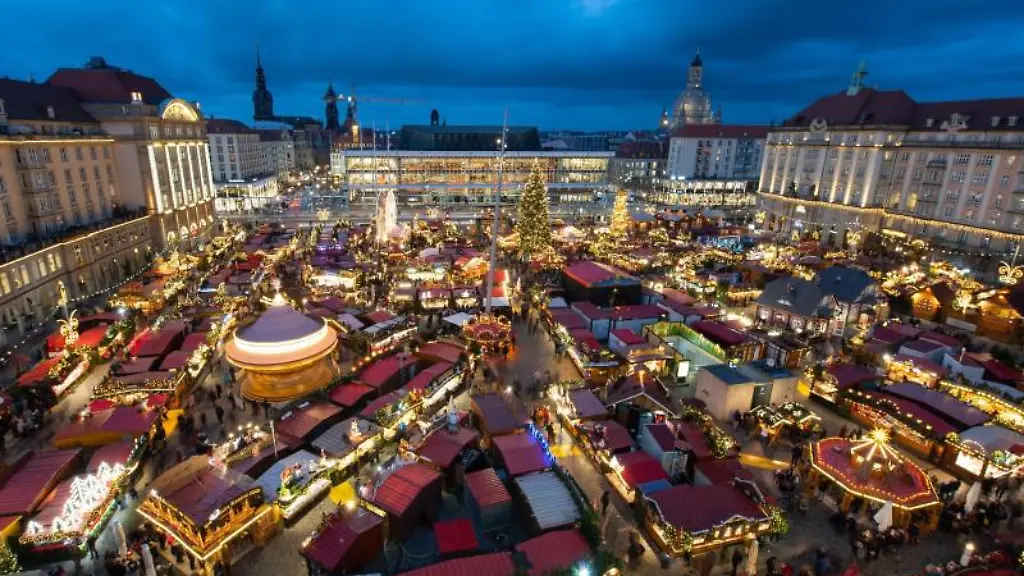 Blick-auf-den-Dresdner-Striezelmarkt-am-Abend