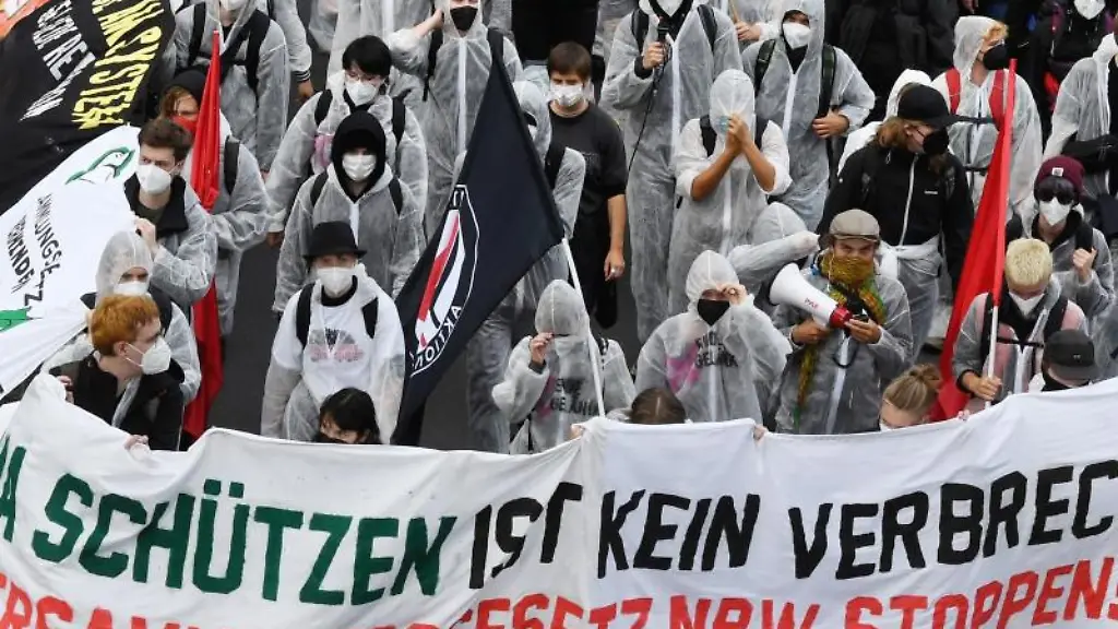 Demonstranten-nehmen-an-einer-Demogegen-das-geplante-Versammlungsgesetz-fuer-NRW-teil