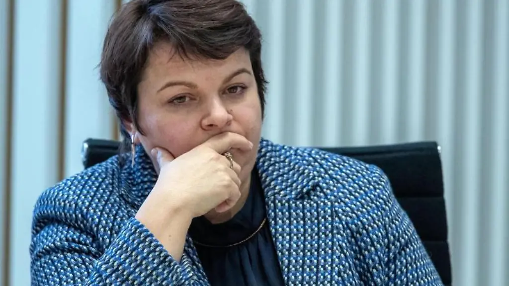 Stefanie-Drese-SPD-Sozialministerin-von-Mecklenburg-Vorpommern-sitzt-im-Landtag