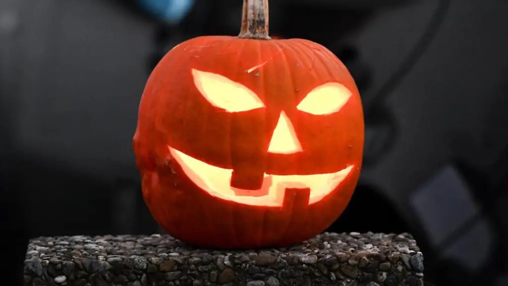 Ein-geschnitzter-Halloween-Kuerbis