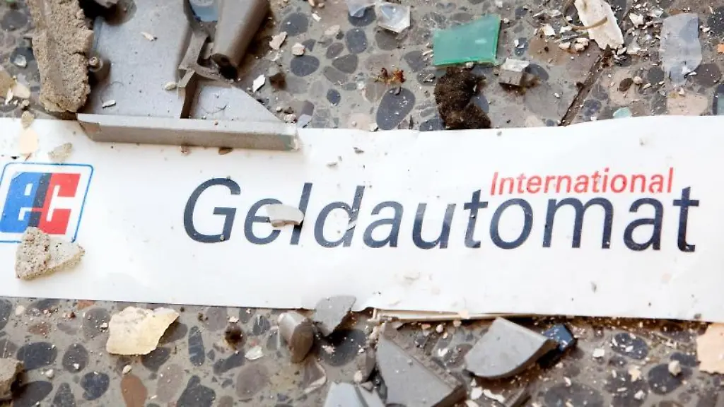 Splitter-und-ein-Schild-mit-der-Aufschrift-Geldautomat-liegen-auf-dem-Fussboden