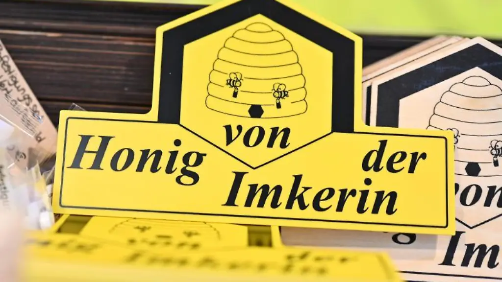 Schilder-mit-der-Aufschrift-Honig-von-der-Imkerin