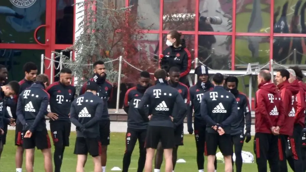 Die-Spieler-des-FC-Bayern-Muenchen-trainieren-auf-dem-Vereinsgelaende-an-der-Saebener-Strasse