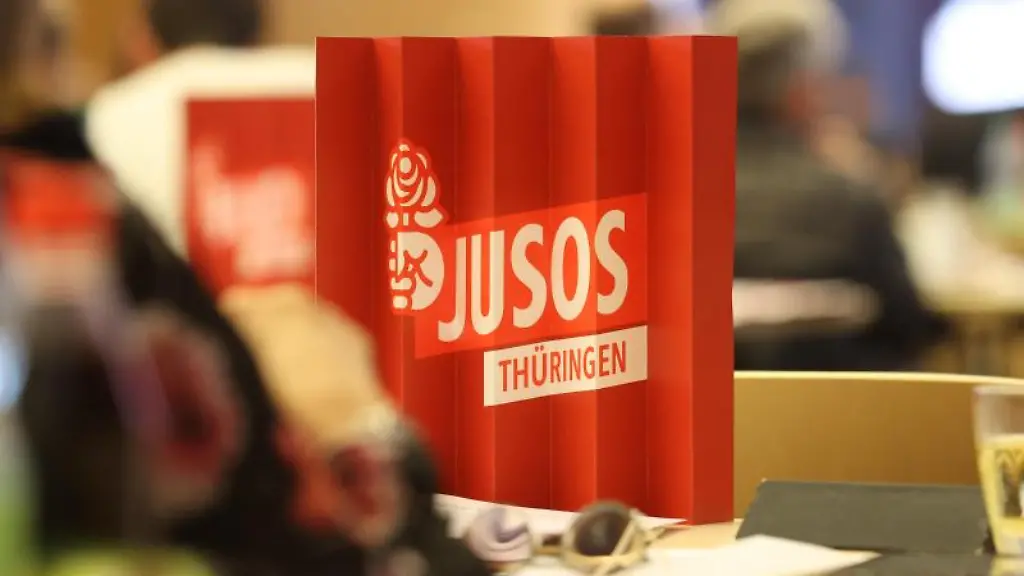 Ein-Jusos-Aufsteller-steht-bei-einem-Parteitag