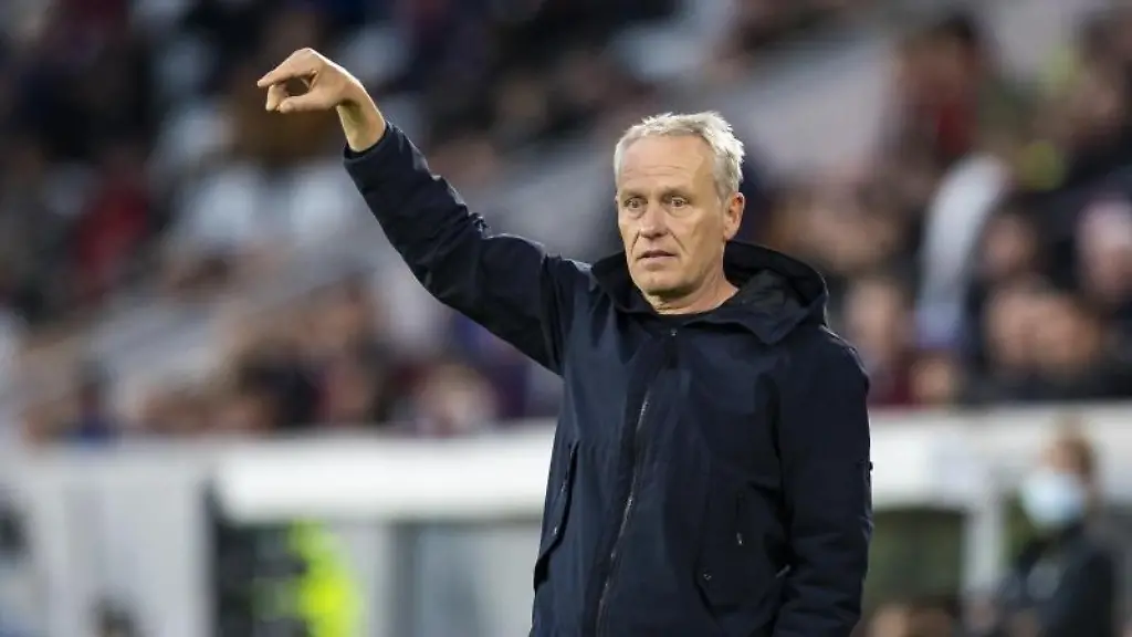 Freiburgs-Trainer-Christian-Streich-gestikuliert