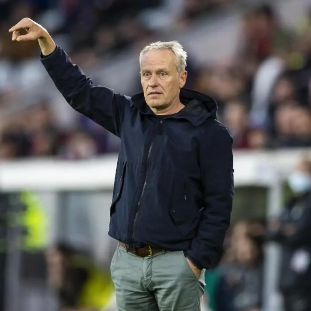 Freiburgs-Trainer-Christian-Streich-gestikuliert