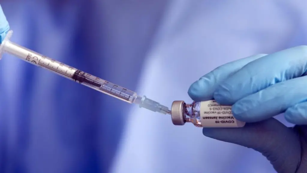 Eine-Spritze-mit-einem-Corona-Impfstoff-wird-aufgezogen
