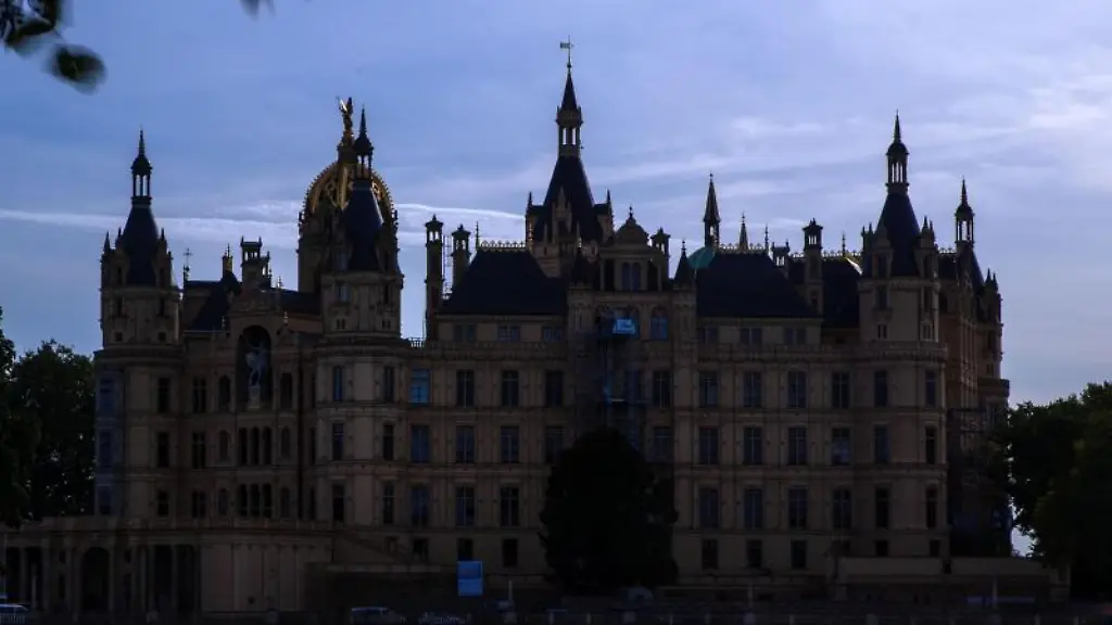 Im-Gegenlicht-ist-das-Schweriner-Schloss-Sitz-des-Landtags-von-Mecklenburg-Vorpommern-zu-sehen