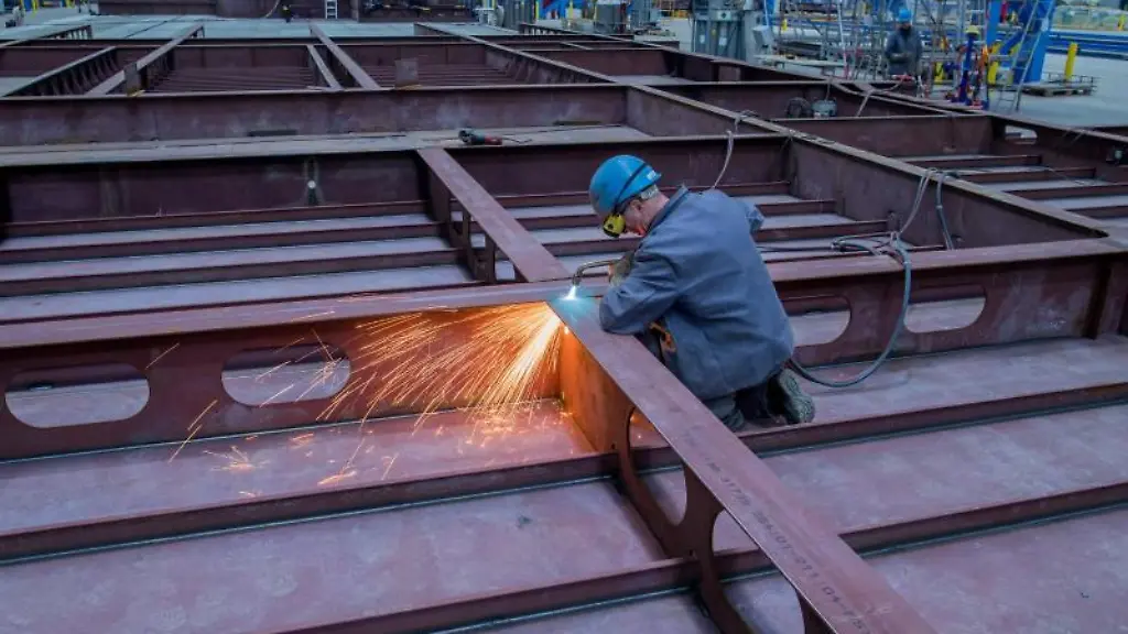 Ein-Schiffsbauer-arbeitet-auf-einer-Werft