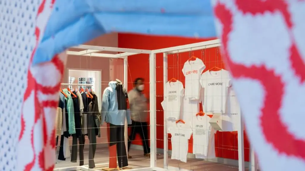 T-Shirts-mit-der-Aufschrift-use-less-und-Care-more-haengen-in-der-Ausstellung-use-less