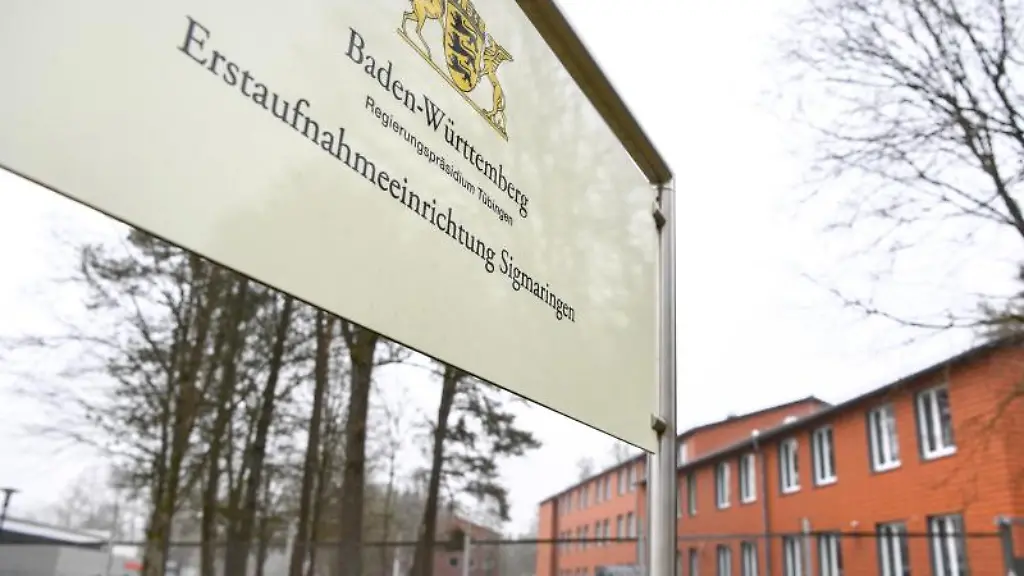 Ein-Schild-weist-auf-die-Erstaufnahmeeinrichtung-fuer-Fluechtlinge-in-Sigmaringen-hin